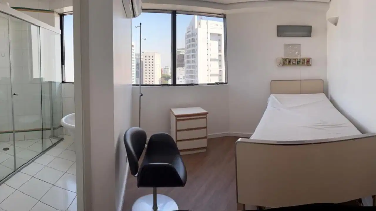Sala de repouso com maca e banheiro exclusivo